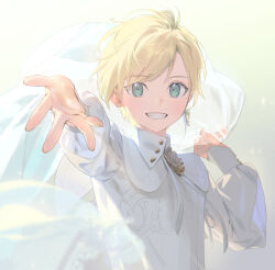 1boy backlighting bishounen blonde_hair blurry brooch buttoned_cuffs buttons capelet clenched_teeth collared_shirt colorful_festival_(project_sekai) cross-laced_clothes cross-laced_top depth_of_field earrings embroidery fingernails flower flower_brooch flower_earrings gem glint gold_buttons gold_earrings green_eyes grey_background grin hand_up happy high_collar highres holding holding_veil jewelry kagamine_len light_particles light_rays long_sleeves looking_at_viewer male_focus naoko_(naonocoto) neck_ribbon official_alternate_costume official_alternate_hair_length official_alternate_hairstyle outstretched_hand pearl_(gemstone) pearl_earrings project_sekai puffy_long_sleeves puffy_sleeves reaching reaching_towards_viewer ribbon ribbon_earrings see-through_clothes see-through_veil shirt simple_background single_earring sleeves_past_wrists smile sun_print swept_bangs tareme teeth upper_body veil vocaloid white_capelet white_ribbon white_shirt white_theme wispy_bangs yellow_flower yellow_nails