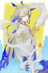 1girl absurdres arknights bare_shoulders beads blonde_hair blue_hair chinese_commentary colored_extremities commentary_request cowboy_shot dragon dragon_girl dragon_horns earrings eastern_dragon eyeliner grey_eyes grey_hair grey_jacket hair_between_eyes highres horns jacket jewelry long_hair long_sleeves makeup multicolored_hair off_shoulder parted_lips pointy_ears red_eyeliner red_pupils scanlines shu_(arknights) smile solo standing very_long_hair watermark weibo_watermark xian_meng_huanyou_ji yellow_background