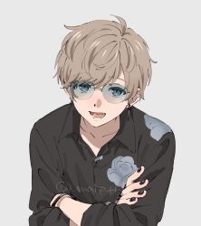 1boy black_shirt blue_background blue_eyes bracelet brown_hair collared_shirt crossed_arms earrings floral_print glasses highres jewelry kanae_(nijisanji) long_sleeves male_focus nail_polish necklace nijisanji rose_print round_eyewear shirt short_hair simple_background single_earring smile solo umapote virtual_youtuber