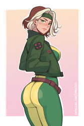 1girl absurdres ass belt bodysuit breasts brown_hair colored_bangs green_bodysuit green_eyes headband highres jacket long_hair looking_at_viewer madogg marvel multicolored_bodysuit multicolored_hair rogue_(x-men) solo superhero_costume two-tone_hair white_hair x-men yellow_bodysuit