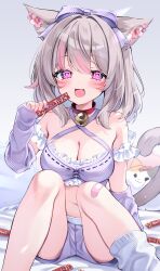 1girl @_@ absurdres animal_ears arm_warmers bare_shoulders bell bow breasts cat_ears cat_girl cat_tail choker cleavage commentary_request commission criss-cross_halter crop_top eneru_(enepuni) facial_mark fat_cat_(ff14) final_fantasy final_fantasy_xiv frills grey_hair hair_bow halterneck hand_up highres jingle_bell knees_up looking_at_viewer medium_breasts medium_hair midriff miqo&#039;te multicolored_hair navel open_mouth pink_eyes purple_shorts red_choker short_shorts shorts sitting skeb_commission sleeveless smile solo streaked_hair tail warrior_of_light_(ff14)