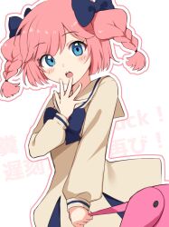 1girl bag blue_bow blue_eyes blue_ribbon bow braid commentary_request domen_tsumiki dress hair_bow hand_on_own_chin highres holding holding_bag light_blush long_sleeves looking_at_viewer mitorizu_02 open_mouth outline pink_bag pink_hair pink_outline profanity ribbon sailor_collar sailor_dress school_uniform senpai_club serafuku sidelocks solo teeth text_background twin_braids upper_teeth_only white_background white_outline white_sailor_collar white_serafuku