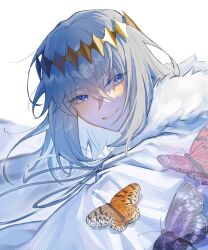 1boy absurdres blue_eyes bug butterfly cape crown diamond_hairband fate/grand_order fate_(series) feiyutobiou fur-trimmed_cape fur_trim grey_hair highres insect long_sleeves male_focus medium_hair oberon_(fate) oberon_(second_ascension)_(fate) simple_background smile solo upper_body white_background white_cape