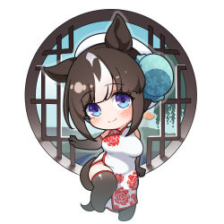 1girl bare_shoulders beret black_gloves black_hair black_thighhighs blush breasts bun_cover chibi china_dress chinese_clothes closed_mouth commentary_request dress elbow_gloves floral_print gloves hair_bun hat head_tilt highres hokko_tarumae_(umamusume) large_breasts multicolored_hair print_dress purple_eyes round_window single_side_bun sleeveless sleeveless_dress smile solo thighhighs two-tone_hair umamusume warashi white_dress white_hair white_hat window
