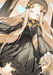 1girl abigail_williams_(fate) absurdres black_bow black_dress black_hat blonde_hair blue_eyes bow breasts dress fate/grand_order fate_(series) forehead hair_bow hat highres long_hair long_sleeves looking_at_viewer miyu10366 orange_bow parted_bangs ribbed_dress sleeves_past_fingers sleeves_past_wrists small_breasts solo
