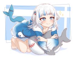 1girl :o ameneko_kuro barefoot blue_background blue_eyes blue_hair blue_hoodie blunt_bangs blush border closed_mouth eyelashes fins fish_tail gawr_gura gawr_gura_(1st_costume) hair_ornament highres hololive hololive_english hood hood_down hoodie leaning_forward medium_hair multicolored_hair outline shark_girl shark_hair_ornament shark_tail simple_background smile solo sparkle streaked_hair tail teeth two_side_up virtual_youtuber white_border white_hair white_outline