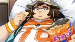 1boy black_vest brown_eyes brown_hair chips_(food) crumbs eating fat fat_man fingernails food fukuda_tomonori game_cg glasses hair_between_eyes hashida_itaru hat head_on_pillow highres hood hooded_vest hoodie light_particles lying official_art on_back open_mouth orange_shirt pillow potato_chips robotics;notes robotics;notes_dash shirt shorts sitting sleeveless_vest smile solo striped_clothes striped_shirt striped_shorts t-shirt teeth upper_teeth_only v-shaped_eyebrows vest white_shirt wristband