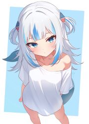 1girl absurdres alternate_costume arm_behind_back blue_background blue_eyes blue_hair border closed_mouth dot_mouth dot_nose feet_out_of_frame foreshortening from_above gawr_gura hair_intakes hair_ornament highres hololive hololive_english looking_at_viewer medium_hair multicolored_hair ryu160303 shark_hair_ornament shirt short_sleeves sidelocks simple_background single_bare_shoulder solo streaked_hair t-shirt virtual_youtuber white_border white_hair white_shirt