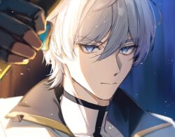 1boy black_gloves blue_background blue_eyes closed_mouth gloves hair_between_eyes highres holding honkai_(series) honkai_impact_3rd jacket kevin_kaslana looking_at_viewer portrait shirt short_hair sunnysideup0831 white_hair white_jacket white_shirt