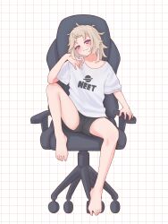 1girl absurdres alternate_costume barefoot black_shorts blonde_hair blush chair facial_mark grid_background highres knee_up komori_met long_hair messy_hair office_chair pink_eyes saturn_(planet) shirt short_shorts shorts simple_background sitting solo swivel_chair t-shirt virtual_youtuber vspo! white_shirt zephda