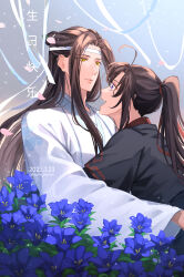 2boys ahoge black_hair black_hanfu blue_flower brown_hair chinese_clothes chinese_text closed_mouth couple dated eye_contact falling_petals flower from_side hachimaki hair_ribbon hanfu happy_birthday headband high_ponytail highres hug koma_horen lan_wangji light_particles long_hair long_sleeves looking_at_another male_focus modao_zushi multiple_boys open_mouth parted_bangs parted_lips petals ponytail profile purple_eyes red_ribbon ribbon robe sidelocks smile topknot twitter_username upper_body very_long_hair wei_wuxian white_hanfu white_headband white_ribbon wide_sleeves yaoi yellow_eyes