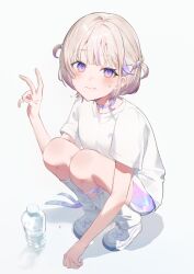 1girl achiki blonde_hair blunt_bangs bottle choker closed_mouth commentary full_body hand_up hololive hololive_dev_is leg_warmers light_smile looking_at_viewer multicolored_hair purple_choker purple_eyes purple_hair shirt shoes short_hair shorts simple_background sneakers solo squatting streaked_hair symbol-only_commentary todoroki_hajime todoroki_hajime_(1st_costume) two_side_up v virtual_youtuber water_bottle white_background white_leg_warmers white_shirt white_shoes white_shorts
