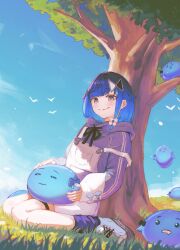 1girl against_tree blue_hair blue_hoodie blue_shoes blue_sky blue_socks drawstring gradient_hair grey_eyes hair_ornament hairpin highres hood hoodie loose_socks medium_hair multicolored_hair multiple_hairpins on_grass outdoors overalls platform_shoes shoes sitting sky slime_(creature) smile sneakers socks solo strap_slip thigh_strap tied_drawstring tree tsubu_(kappunioyu562) tsumugi_kokage virtual_youtuber vspo! wariza white_overalls