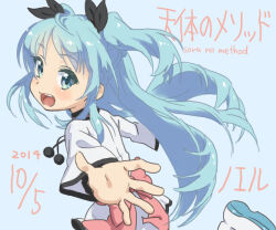 1girl blue_background blue_hair bow copyright_name dated floating_hair highres looking_at_viewer looking_back noel_(sora_no_method) open_mouth pink_bow running shoes simple_background solo sora_no_method straight_hair teeth two_side_up typehatena upper_teeth_only white_shoes