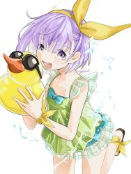 1girl absurdres ankleband fate/grand_order fate_(series) green_one-piece_swimsuit hairband highres kazuradrop_(fate) kazuradrop_(second_ascension)_(fate) looking_at_viewer nagatsuki_(huwamo9_8ku) one-piece_swimsuit open_mouth purple_eyes purple_hair rubber_duck short_hair smile solo swimsuit swimsuit_skirt water_drop yellow_hairband