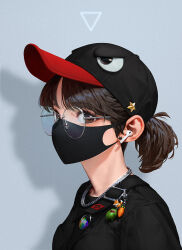 1girl airpods animal_charm animal_earrings bag baseball_cap black_eyes black_hair black_mask black_shirt chain chain_necklace commentary earrings grey_background hashtag-only_commentary hat highres jewelry mask medium_hair mouth_mask necklace original ponytail rimless_eyewear round_eyewear shadow shirt shoulder_bag solo sowasi upper_body wireless_earphones