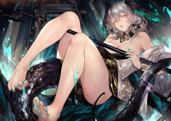1girl arknights bare_legs barefoot blue_nails breasts grey_hair head_wings highres ho&#039;olheyak_(arknights) ho&#039;olheyak_(carriage_of_the_winds_of_time)_(arknights) holding holding_staff large_breasts looking_at_viewer nail_polish parted_lips snake_tail solo staff tail toenail_polish toenails wings xiangchizhubijin