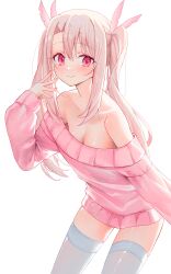 Rule 34 | 1girl, absurdres, bare shoulders, breasts, closed mouth, fate/kaleid liner prisma illya, fate (series), feather hair ornament, feathers, hair ornament, highres, illyasviel von einzbern, kaze 22, long hair, long sleeves, looking at viewer, off-shoulder sweater, off shoulder, pink eyes, pink sweater, red eyes, simple background, small breasts, smile, solo, sweater, thighhighs, twintails, white background, white hair, white thighhighs