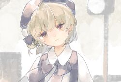 Rule 34 | 1girl, 58 (scbaby), bow, closed mouth, collarbone, expressionless, grey bow, grey hat, hat, hatoba tsugu, head tilt, looking at viewer, outdoors, shirt, short hair, solo, suspenders, traffic light, tsugu (vtuber), virtual youtuber, white shirt