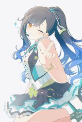 1girl belt black_hair black_skirt blue_hair bracelet clover grey_background grin hair_ornament headset highres idol jewelry long_hair looking_at_viewer necktie one_eye_closed ponytail project_sekai shiraishi_an shirt simple_background skirt sleeveless smile solo standing standing_on_one_leg swept_bangs vest virtual_youtuber white_shirt yellow_eyes yuki72611