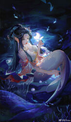 1girl bare_shoulders beads_of_love_(shining_nikki) black_hair blue_bra blue_eyes blue_tail bra breasts character_request circlet closed_mouth coral coral_hair_ornament detached_sleeves feathers fins fish_tail full_body gold_necklace head_fins high_ponytail highres holding holding_feather jewelry large_breasts lipstick long_hair long_sleeves makeup mermaid monster_girl moon necklace night nikki_(series) on_rock ponytail red_lips red_sleeves ripples ruyin_(shining_nikki) shining_nikki short_ponytail short_sleeves sitting smile solo stomach tail tongmu_ww underwater underwear very_long_hair watermark weibo_watermark