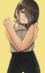 1girl bad_id bad_twitter_id black_shorts brown_eyes brown_hair chainsaw_man choker cowboy_shot grenade_pin grey_shirt hair_over_one_eye head_tilt highres looking_at_viewer medium_hair nanigasi_tainen purple_choker reze_(chainsaw_man) self_hug shirt shorts simple_background sleeveless sleeveless_shirt solo string_pull yellow_background