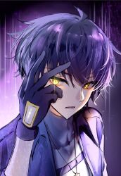 1boy absurdres ahoge bai_lian_sheng black_gloves black_hair black_jacket gloves glowing glowing_eye grey_shirt highres jacket jewelry male_focus male_rover_(wuthering_waves) necklace open_clothes open_jacket open_mouth purple_background rover_(wuthering_waves) shirt sleeves_rolled_up solo tacet_mark_(wuthering_waves) wuthering_waves yellow_eyes
