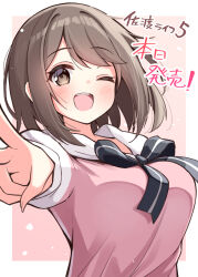 1girl ;d black_bow blush border bow breasts brown_eyes brown_hair commentary_request highres hood hood_down hoodie large_breasts looking_at_viewer mahoutsukai_rose_no_sado_life ominaeshi_(takenoko) one_eye_closed open_mouth outstretched_arm pink_background pink_hoodie pointing sana_(mahoutsukai_rose_no_sado_life) smile solo striped_bow translation_request upper_body white_border
