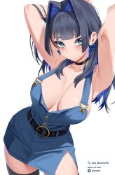 1girl alternate_costume armpits arms_up bare_shoulders belt belt_buckle black_belt black_choker black_hair black_thighhighs blue_dress blue_eyes blue_hair blue_suspenders blunt_bangs blush bow bow_earrings breasts buckle buttons choker cleavage closed_mouth collarbone colored_inner_hair commentary contrapposto curvy denim_dress dress earrings hair_intakes highres hololive hololive_english jewelry large_breasts long_hair looking_at_viewer multicolored_hair no_bra oioi_ainomo ouro_kronii short_dress side_slit simple_background sleeveless sleeveless_dress solo suspenders thick_thighs thighhighs thighs twitter_username virtual_youtuber white_background zettai_ryouiki