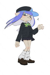 :3 black_cardigan black_skirt black_visor blue_hair blue_visor blunt_bangs bow bowtie cardigan collared_shirt commentary_request coula_cat dot_nose floating_hair green_bow green_bowtie grey_eyes hat highres inkling_girl inkling_player_character kneehighs loafers long_hair long_sleeves looking_at_viewer loose_socks miniskirt nintendo pleated_skirt pointy_ears red_bow red_bowtie shirt shoes simple_background skirt socks splatoon_(series) striped_bow striped_bowtie striped_clothes tentacle_hair translation_request two-tone_hat visor_cap waving white_background white_shirt