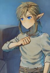 1boy absurdres agisato belt blonde_hair blue_background blue_eyes brown_belt closed_mouth crate earrings grey_shirt highres jewelry link low_ponytail male_focus midriff_peek nintendo pointy_ears ponytail shirt sidelocks solo the_legend_of_zelda the_legend_of_zelda:_breath_of_the_wild torn_clothes torn_shirt upper_body
