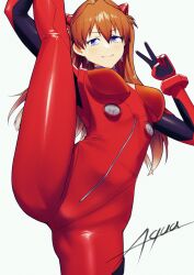 1girl blue_eyes bodysuit breasts brown_hair closed_mouth curvy flexible hairpods highres illust_aqua leg_lift leg_up mecha_pilot_suit medium_breasts neon_genesis_evangelion plugsuit_(evangelion) red_bodysuit simple_background smile solo souryuu_asuka_langley split standing standing_on_one_leg standing_split two_side_up v white_background wide_hips