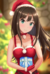1girl aqua_eyes bare_arms blurry blurry_background bow box breasts brown_hair c: choker christmas christmas_tree cleavage closed_mouth collarbone floating_hair fur-trimmed_gloves fur-trimmed_headwear fur_trim gift gift_box gloves hat highres holding holding_bow_(ornament) idolmaster idolmaster_cinderella_girls long_hair looking_at_viewer medium_breasts red_choker red_gloves red_hat samesan_(samesun0377) santa_costume santa_hat shibuya_rin sleeveless smile solo standing straight_hair upper_body very_long_hair