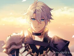 1boy antenna_hair armor black_choker blue_eyes choker gold_trim grey_hair hair_between_eyes highres honkai:_star_rail honkai_(series) male_focus neck_tattoo phainon_(honkai:_star_rail) pochimaru_(marumaru_wanwan) shirt short_hair shoulder_armor smile solo sunset tattoo teeth turtleneck white_hair