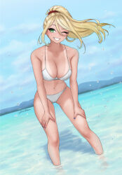 1girl absurdres bikini blonde_hair breasts cleavage commentary day dismaiden dutch_angle english_commentary green_eyes halterneck hands_on_own_legs high_ponytail highres leaning_forward looking_at_viewer metroid nintendo ocean one-piece_tan one_eye_closed outdoors ponytail samus_aran signature smile solo swimsuit tan tanline wading water white_bikini
