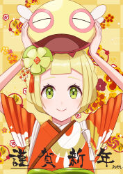 1girl alternate_costume alternate_hair_length alternate_hairstyle arms_up blonde_hair closed_mouth commentary_request creatures_(company) dunsparce eyelashes floral_print floral_print_kimono game_freak gen_2_pokemon green_eyes hair_ornament highres holding holding_pokemon japanese_clothes kimono lillie_(new_year&#039;s_2021)_(pokemon) lillie_(pokemon) looking_at_viewer nemunemu_0826 nintendo official_alternate_color orange_kimono pokemon pokemon_(creature) pokemon_masters_ex print_kimono short_hair smile yellow_background