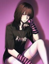 Rule 34 | 1girl, absurdres, black arm warmers, black hair, black shirt, blue arm warmers, blue eyes, blue shorts, blunt bangs, hair ribbon, hand up, highres, jewelry, knee up, long hair, long sleeves, looking at viewer, mole, mole under mouth, necklace, original, parted lips, pink background, ribbon, shadow, shirt, short shorts, shorts, simple background, sitting, sleeves past wrists, smile, solo, striped arm warmers, thighhighs, translation request, tyrezal, white thighhighs