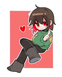 1other ahoge ankle_boots black_pants bob_cut boots border brown_hair chara_(undertale) chinese_commentary chromatic_aberration closed_mouth colored_eyelashes colored_inner_hair commentary_request crossed_arms crossed_legs deformed film_grain full_body green_sweater grey_boots hair_between_eyes heart highres index_finger_raised invisible_chair knee_up long_sleeves looking_at_viewer multicolored_hair no_nose no_sclera other_focus outline outside_border pants puffy_long_sleeves puffy_sleeves red_background red_eyes red_hair short_hair simple_background sitting smile solo striped_clothes striped_sweater sweater turtleneck turtleneck_sweater two-tone_hair two-tone_sweater undertale white_border white_outline xinjinjumin831306571458 yellow_sweater