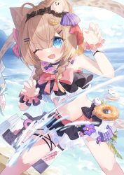 1girl ;o absurdres ahoge animal_ears bikini black_bikini black_hairband blue_eyes blue_sky blunt_bangs brown_hair can_(honkai_impact) cat cat_ears cat_girl cat_tail commentary frilled_bikini frills hair_ornament hairband highres honkai_(series) honkai_impact_3rd looking_at_viewer mogu_kinoko navel ocean official_alternate_costume one_eye_closed pardofelis pardofelis_(midsummer_collector) scrunchie short_hair_with_long_locks sky solo_focus splashing stomach swimsuit symbol-only_commentary tail white_cat wrist_scrunchie