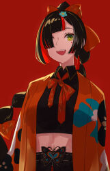 1girl black_hair black_shirt bow bowtie choya_hanabi crop_top earrings green_eyes hair_bow hair_ornament hair_over_one_eye highres jewelry looking_at_viewer multicolored_eyes multicolored_hair navel open_mouth red_background red_bow red_hair shirt solo streaked_hair teeth two-tone_eyes two-tone_hair upper_teeth_only virtual_youtuber vspo! yellow_eyes yoto_4102