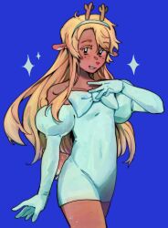 1girl alien_stage antlers black_eyes blonde_hair blue_background bow chest_bow commentary cosplay covered_navel cowboy_shot deer_girl deltarune dress english_commentary goomyloid hand_on_own_chest headband highres horns juliet_sleeves long_hair long_sleeves noelle_holiday off-shoulder_dress off_shoulder puffy_sleeves simple_background smile solo sparkle sparkling_aura sua_(alien_stage) sua_(alien_stage)_(cosplay) white_bow white_dress white_headband