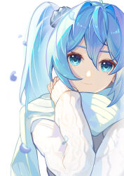 1girl absurdres aqua_scarf blue_eyes blue_hair closed_mouth hair_between_eyes hand_up hatsune_miku highres looking_at_viewer scarf smile sweater upper_body vocaloid white_background white_sweater winter_clothes zuiai_gongzhu_dianxia