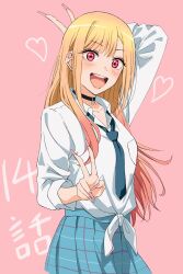 1girl andanden arm_behind_head blonde_hair blue_skirt double_v gradient_hair highres kitagawa_marin long_hair multicolored_hair pink_background pink_eyes pink_hair pleated_skirt shirt simple_background skirt solo sono_bisque_doll_wa_koi_wo_suru two-tone_hair v white_shirt
