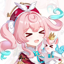 &gt;_&lt; 1girl animal aqua_hair chinese_commentary commentary_request dress drill_hair hat holding holding_animal honkai:_star_rail honkai_(series) hyacine_(honkai:_star_rail) little_ica_(honkai:_star_rail) multicolored_hair open_mouth pink_hair red_dress red_hat shi-er-shi solo twintails two-tone_hair upper_body white_background zoom_layer