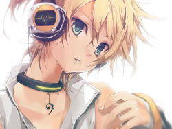 1boy blonde_hair blue_eyes headphones hekicha kagamine_len kagamine_len_(append) male_focus popped_collar portrait smile solo vocaloid vocaloid_append white_background
