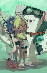 Rule 34 | 1boy, 2girls, big man (splatoon), big man (splatoon raiders), blonde hair, blue hair, dark-skinned female, dark skin, frye (splatoon), frye (splatoon raiders), full body, goggles, goggles on head, green background, hair over one eye, kashido lolq, looking at viewer, multiple girls, nintendo, pointy ears, red eyes, sandals, shiver (splatoon), shiver (splatoon raiders), shorts, skirt, socks, splatoon (series), splatoon raiders, standing, tank top, tentacle hair, thighhighs