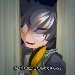 1girl blonde_hair blush broken_door brown_eyes commentary_request constricted_pupils grey_hair grey_shirt here&#039;s_johnny!_(meme) highres kemono_friends long_hair meme multicolored_hair open_mouth shirt shoebill_(kemono_friends) sidelocks smile solo subtitled sweat teeth the_shining translation_request upper_body yukiman