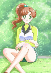 1990s_(style) 1girl absurdres artist_name bishoujo_senshi_sailor_moon blush brown_hair crossed_arms crossed_legs earrings green_background green_eyes green_shirt green_shorts highres jewelry kino_makoto light_particles looking_at_viewer on_ground ponytail retro_artstyle sayaka_y_0630 shirt shorts sitting solo vest white_vest