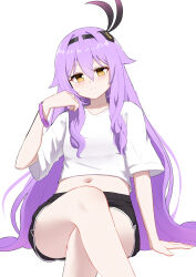 1girl absurdres alternate_costume black_hairband black_shorts bracelet breasts closed_mouth collarbone commentary crossed_legs dolphin_shorts hair_between_eyes hair_ornament hairband hand_up highres honkai_(series) honkai_impact_3rd invisible_chair jewelry light_blush long_hair looking_at_viewer marin_liekuriva midriff navel purple_hair shirt shorts simple_background sirin sitting small_breasts smile solo thighs three-quarter_sleeves very_long_hair white_background white_shirt yellow_eyes