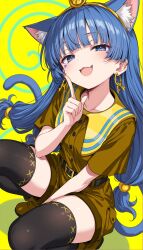 1girl :3 :d absurdres animal_ears belt black_belt black_thighhighs blue_eyes blue_hair blue_tail boots brown_boots brown_shirt brown_shorts cat_ears cat_tail commentary_request earrings extra_ears facial_mark fang gold gold_buckle gold_hairband gold_headdress gold_headwear hairband highres jewelry key_earrings long_hair michigami_nareko open_mouth shirt short_sleeves shorts skin_fang smile solo squatting tail thighhighs touhou triangle triangle_facial_mark usekh_collar very_long_hair wd_kuyokuyo yellow_background
